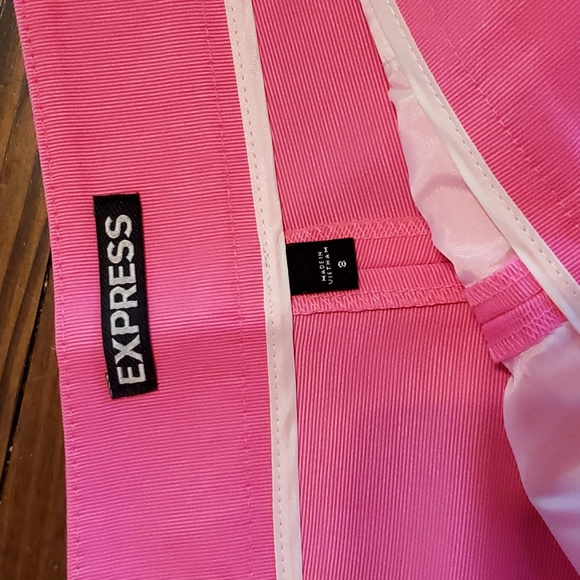 NEW w/o tags Express Hot Pink Scalloped Bottom Shorts, pockets, side zipper, 8 - Picture 3 of 4